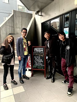 THE V-ESTphoto